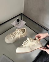 ‎ حذاء نسائي عصري باللون البيج