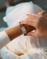 ‎ ساعة نسائية بسير ستيل بلون فضي وذهبي