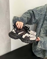 ‎ حذاء نسائي عصري بلون أسود وأبيض