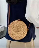 ‎ شنطة نسائية بتصميم عصري بلون بيج