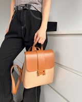 ‎ شنطة ظهر نسائية جلد بلون بني وبيج