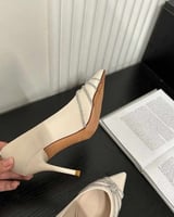 ‎ حذاء نسائي بكعب عالي باللون الأبيض