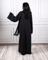 ‎ عباية نسائية زايروس بتصميم أنيق أسود