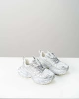 ‎ حذاء نسائي مميز باللون الفضي