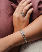 ‎ طقم نسائي مميز بلون فضي