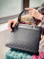 ‎ شنطة نسائيه كلاسيك بلون أسود | NLH002F0201