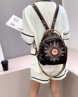 ‎ شنطة ظهر نسائية بتصميم عصري