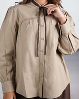 ‎ بلوزة نسائية الفي اند كو بتصميم أنيق بلون بني