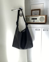 ‎ شنطة نسائية من الجلد بلون أسود