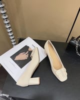 ‎ حذاء نسائي بكعب باللون الأبيض