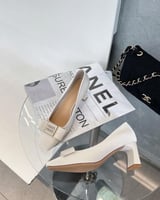 ‎ حذاء نسائي أنيق بلون أبيض