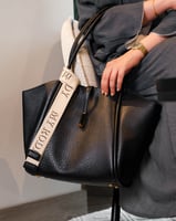 ‎ شنطة نسائية من الجلد بلون أسود | MLH056F0201