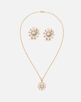 ‎ طقم نسائي ملفت باللون الذهبي