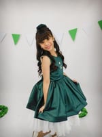 فستان اخضر بشعار المملكة