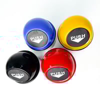 سلة مهملات صغيرة توضع مكان الأكواب