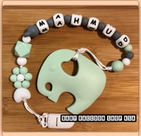 فيل اخضر ورمادي