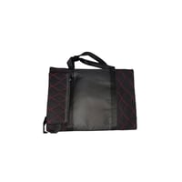 أسود مخطط أحمر