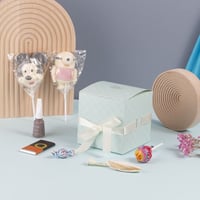 علبة التوزيعات الفاخرة بختم " عيدكم مبارك" لون سما...