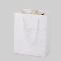 أكياس فاخرة للعيد لون بيج بنمط ذهبي وختم "عيدكم مب...