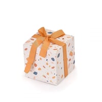 علبة توزيعات أبيض رخامي بنقط ذهبية فاخرة وشريطة