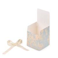 علبة توزيعات سماوي بعروق ذهبية فاخرة وشريطة