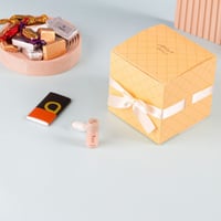 علبة التوزيعات الفاخرة بختم " عيدكم مبارك" لون أصف...