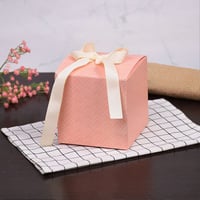 علبة توزيعات وردية فاخرة بشريطة