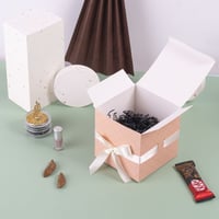 علبة التوزيعات الفاخرة بختم " عيدكم مبارك" لون ورد...