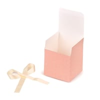 علبة توزيعات وردية فاخرة بشريطة