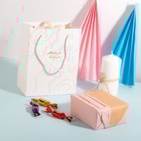 أكياس فاخرة للعيد لون بيج بنمط ذهبي وختم "عيدكم مب...