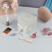 علبة التوزيعات الفاخرة بختم " عيدكم مبارك" لون سما...