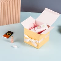 علبة التوزيعات الفاخرة بختم " عيدكم مبارك" لون أصف...