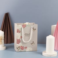 أكياس فاخرة للعيد لون رمادي بطبعات وختم "عيدكم مبا...