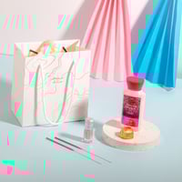 أكياس فاخرة للعيد لون أبيض بنمط ذهبي وختم "عيدكم م...