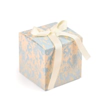 علبة توزيعات سماوي بعروق ذهبية فاخرة وشريطة