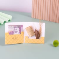 بوك للعيديات فاخر لون أصفر بنمط ذهبي بختم "عيدكم م...