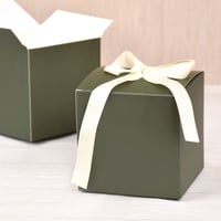 علبة توزيعات زيتي فاخر بطبعة وردة و شريطة 12×12