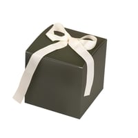 علبة توزيعات زيتي فاخر بطبعة وردة و شريطة 12×12