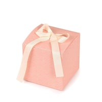 علبة توزيعات وردية فاخرة بشريطة