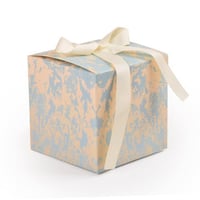 علبة توزيعات سماوي بعروق ذهبية فاخرة وشريطة