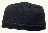 طاقيه رجالية سوداء بتصميم أنيق وتهوية مريحه