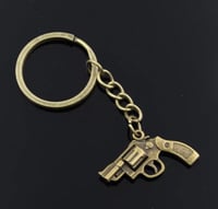 ميدالية مسدس صغير