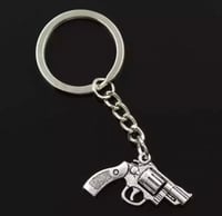 ميدالية مسدس صغير