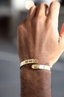 اسوارة الاسم و العبارة مع رسمة اليدين