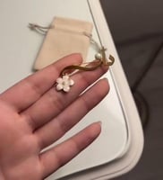 بروش ناعم بالاسم مع الوردة