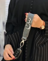 ميدالية مفاتيح جلد تطريز الاسم حسب الطلب