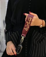 ميدالية مفاتيح جلد تطريز الاسم حسب الطلب