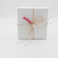 تغليف هدايا لون ابيض