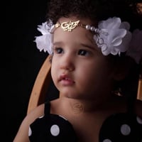 طوق بنات بالاسم مع الورود واللؤلؤ حسب الطلب