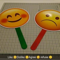 وجه مبتسم وحزين (حجم كبير )